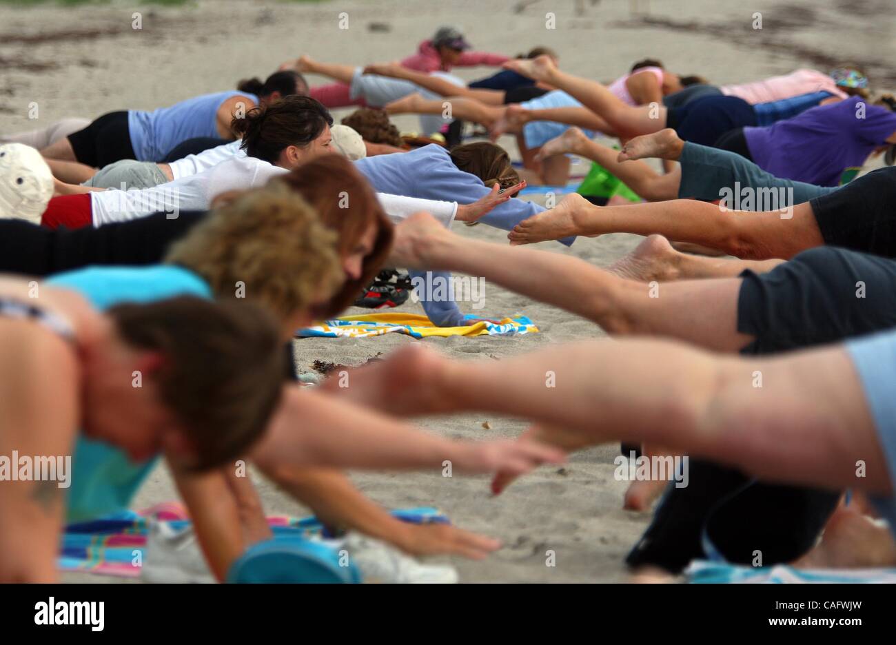 022108 gio yoga 0048993una foto personale da Bruce R. Bennett/Palm Beach post -- North Palm Beach -- i partecipanti in una classe guidato da Annemarie Phelan (cq, non raffigurata) pratica yoga sulla spiaggia a John D. MacArthur Beach State Park giovedì mattina. L'ora-lunga sessione sulla spiaggia, che si tiene ogni ot Foto Stock