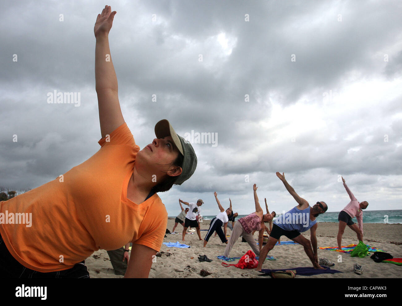 022108 gio yoga 0048993una foto personale da Bruce R. Bennett/Palm Beach post -- North Palm Beach -- i partecipanti in una classe guidato da Annemarie Phelan (cq, non raffigurata) pratica yoga sulla spiaggia a John D. MacArthur Beach State Park giovedì mattina. L'ora-lunga sessione sulla spiaggia, che si tiene ogni ot Foto Stock