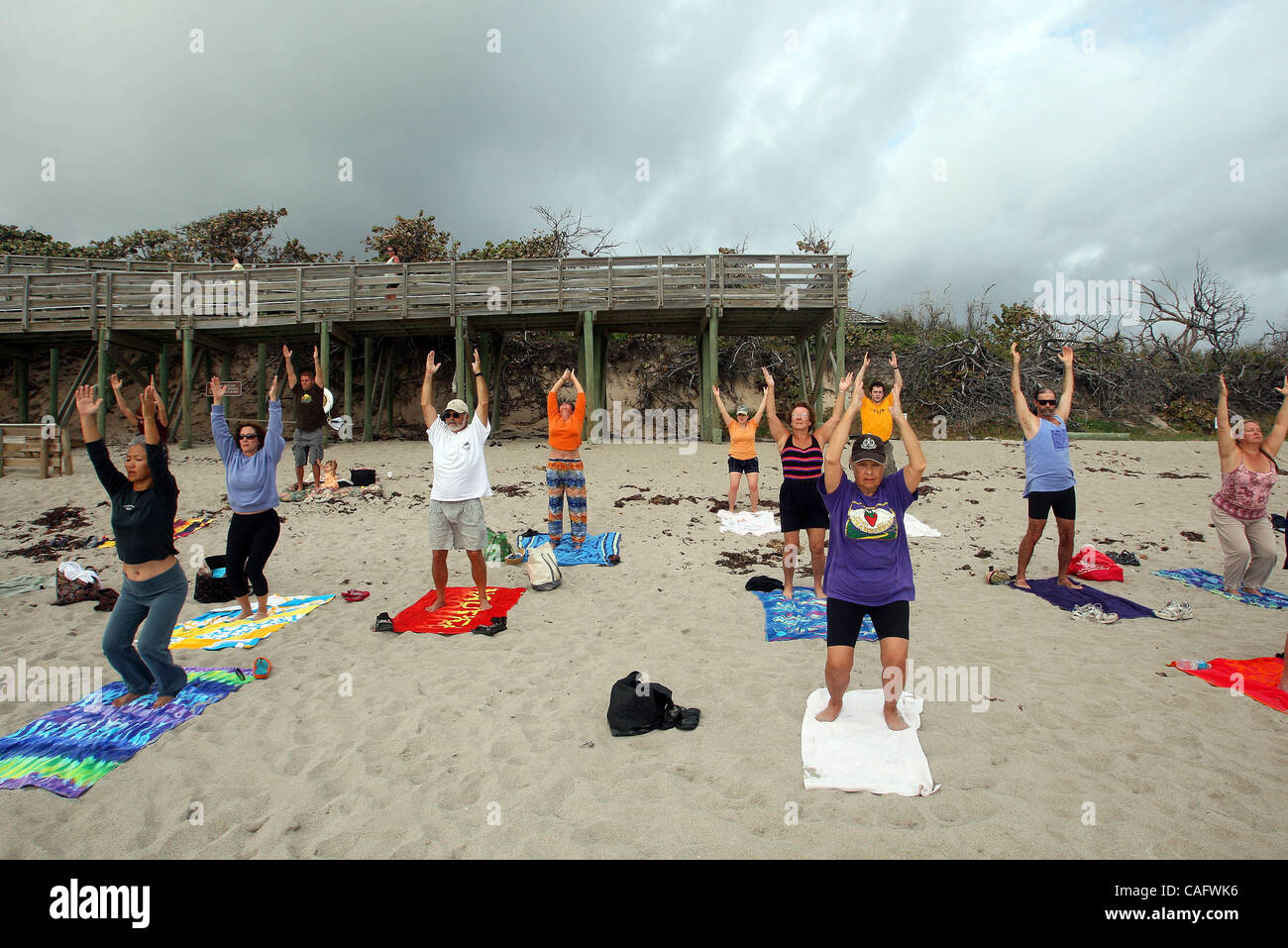 022108 gio yoga 0048993una foto personale da Bruce R. Bennett/Palm Beach post -- North Palm Beach -- Annemarie Phelan (cq, non raffigurata) conduce una lezione di yoga sulla spiaggia di John D. MacArthur Beach State Park giovedì mattina. L'ora-lunga sessione sulla spiaggia, svolge ogni altra giovedì dalle 8:30 - 9 Foto Stock