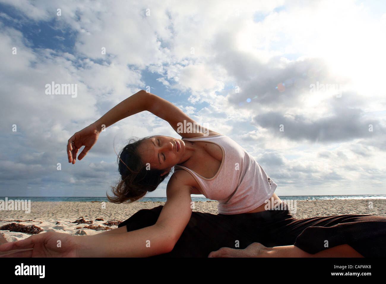 022108 gio yoga 0048993una foto personale da Bruce R. Bennett/Palm Beach post -- North Palm Beach -- Annemarie Phelan (CQ) conduce una lezione di yoga sulla spiaggia di John D. MacArthur Beach State Park giovedì mattina. L'ora-lunga sessione sulla spiaggia, svolge ogni altra giovedì dalle 8:30 - 9:30am, è gratuito Foto Stock