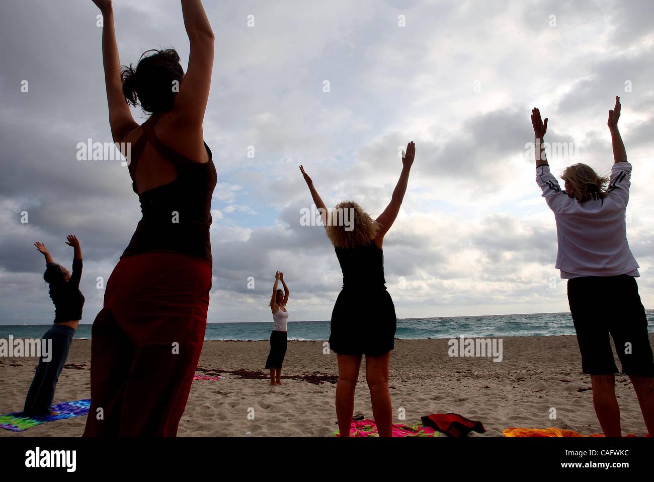 022108 gio yoga 0048993una foto personale da Bruce R. Bennett/Palm Beach post -- North Palm Beach -- Annemarie Phelan (cq, il terzo da sinistra) conduce una lezione di yoga sulla spiaggia di John D. MacArthur Beach State Park giovedì mattina. L'ora-lunga sessione sulla spiaggia, svolge ogni altra giovedì dalle 8:30 Foto Stock