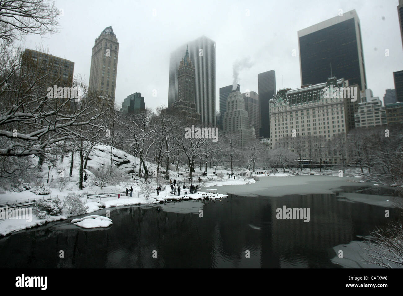 Le persone fanno la loro strada attraverso la neve nel central park di new york, 22 febbraio 2008. Foto Stock