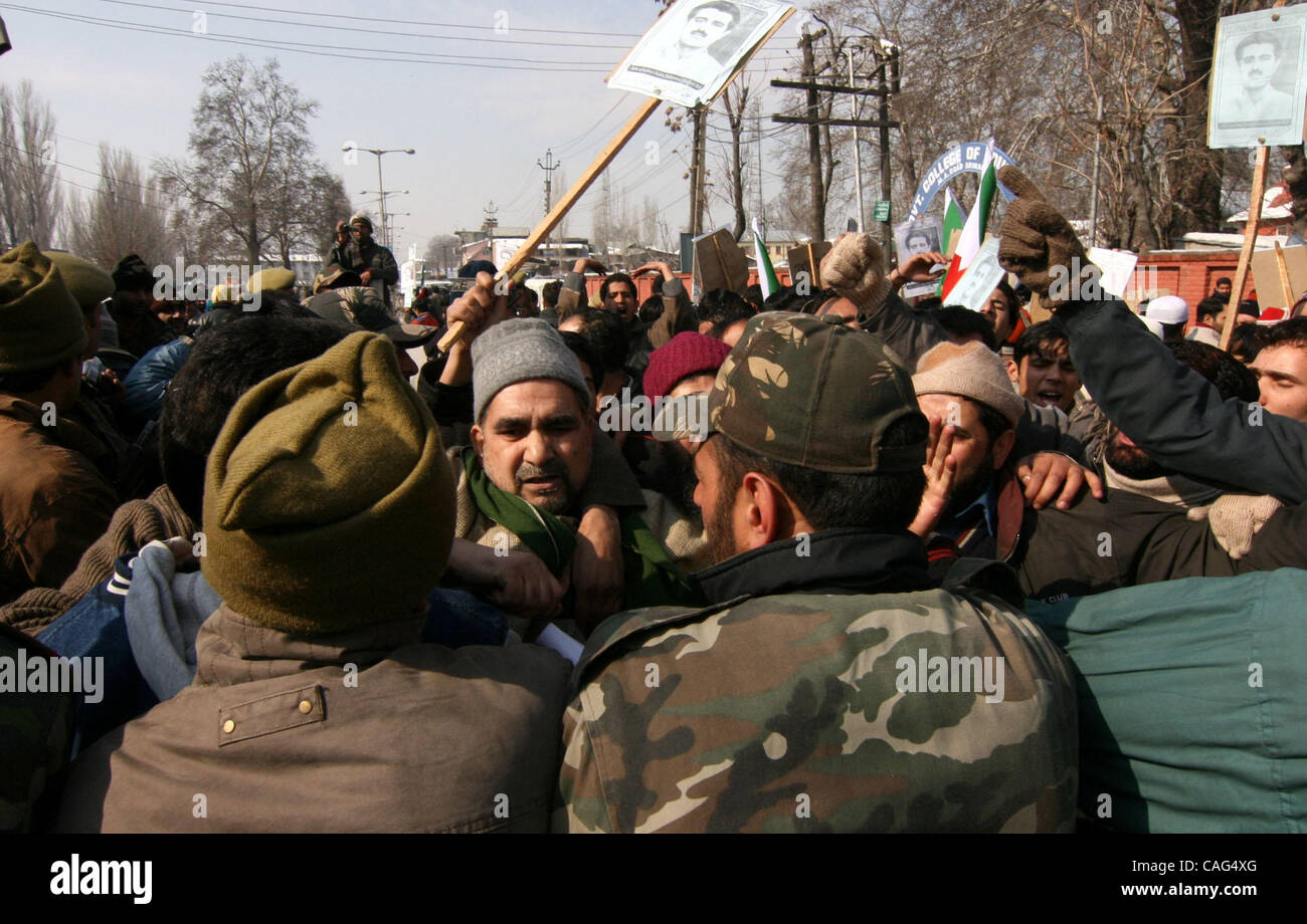 Gli attivisti del Jammu Kashmir Liberation Front (JKLF), di essere arrestato durante una manifestazione di protesta a Srinagar il 11 febbraio, 2008. La polizia di Indiano-Kashmir amministrato arrestate decine di dimostranti lunedì impegnativo i resti di Bhat, che fu impiccato e sepolto in un carcere indiano 24 anni fa, la polizia ha detto. Foto Stock