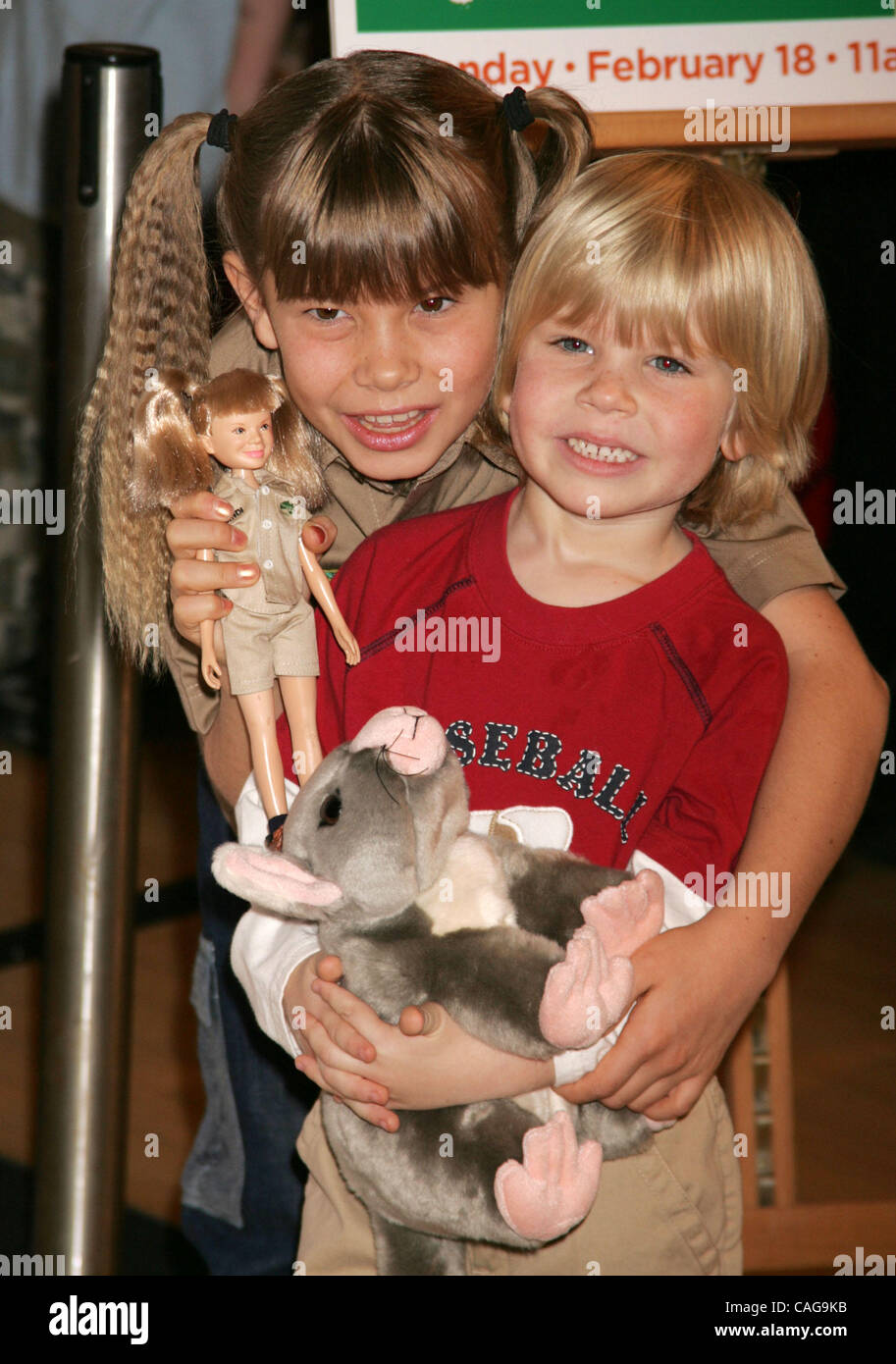 Feb 18, 2008 - New York, NY, STATI UNITI D'AMERICA - Bindi Irwin e suo fratello ROBERT IRWIN introdurre la nuova repubblica selvatici Zoo Australia's Bindi linea di giocattoli svoltasi presso la FAO Schwarz. (Credito Immagine: © Nancy Kaszerman/ZUMA Press) Foto Stock