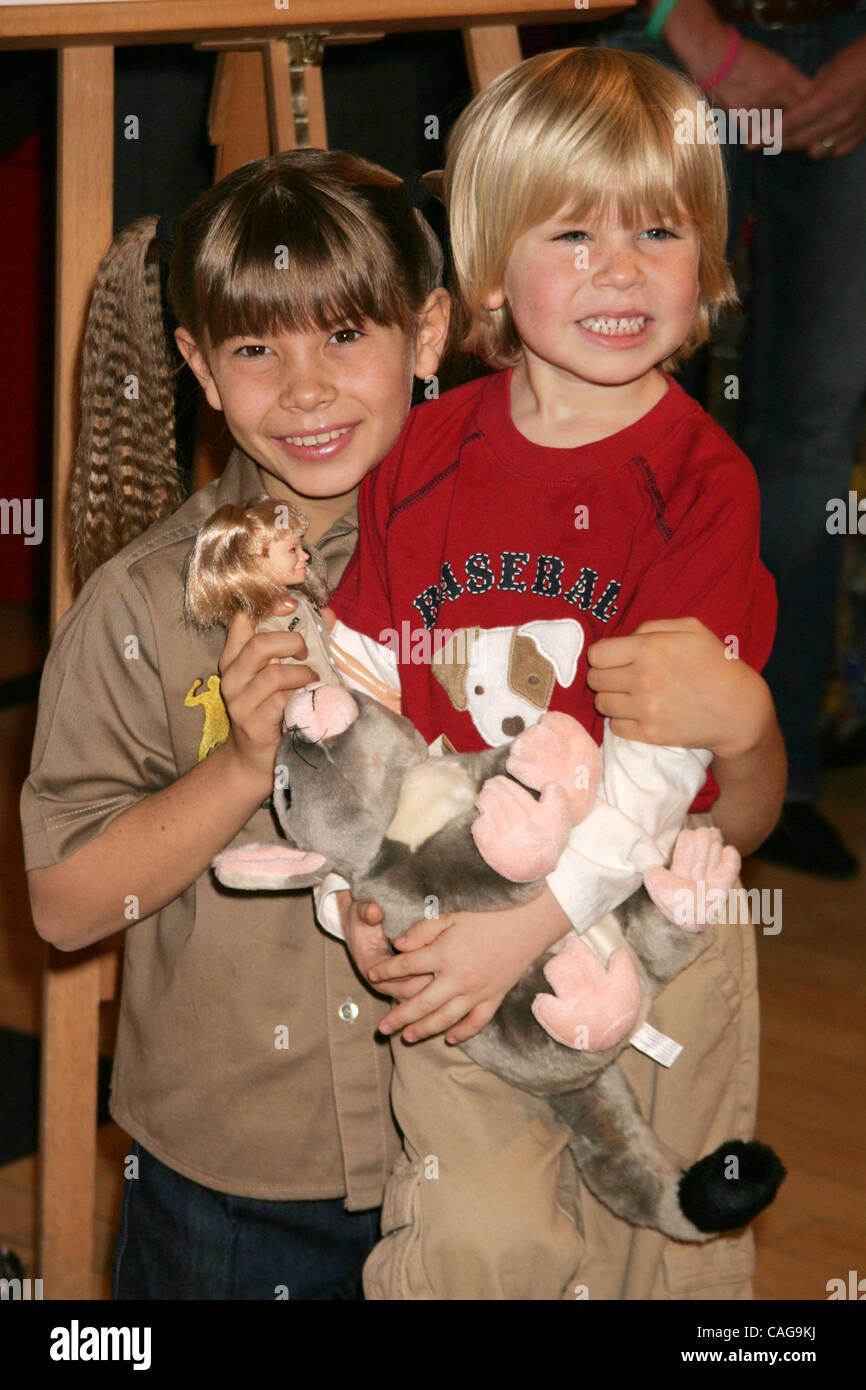 Feb 18, 2008 - New York, NY, STATI UNITI D'AMERICA - Bindi Irwin e suo fratello ROBERT IRWIN introdurre la nuova repubblica selvatici Zoo Australia's Bindi linea di giocattoli svoltasi presso la FAO Schwarz. (Credito Immagine: © Nancy Kaszerman/ZUMA Press) Foto Stock