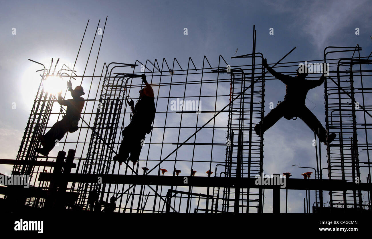 Il sole splende attraverso i muri della Ygnacio Valley Road complesso condominiale Go up Come rebar è installato e legato il giovedì, 6 febbraio 2008 in Walnut Creek, California (Susan Tripp Pollard/Contra Costa Times) Foto Stock
