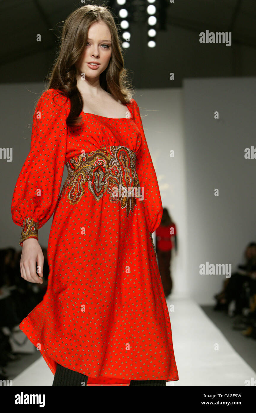 Un modello di passeggiate in pista i TIBI Fall 2008 Fashion Show in New York City a Mercedes Benz Fashion Week. Foto Stock