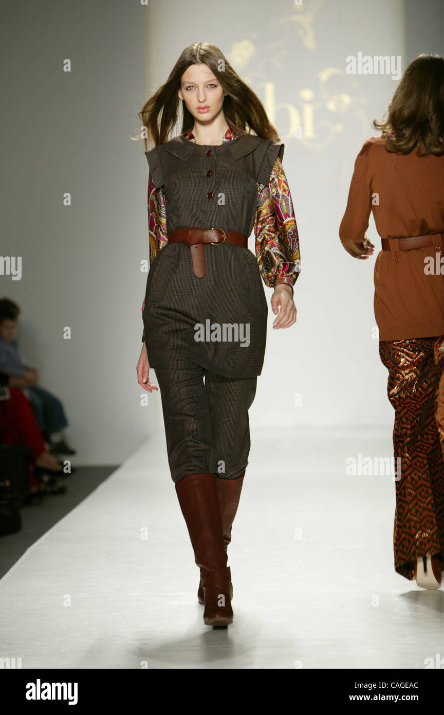 Un modello di passeggiate in pista i TIBI Fall 2008 Fashion Show in New York City a Mercedes Benz Fashion Week. Foto Stock