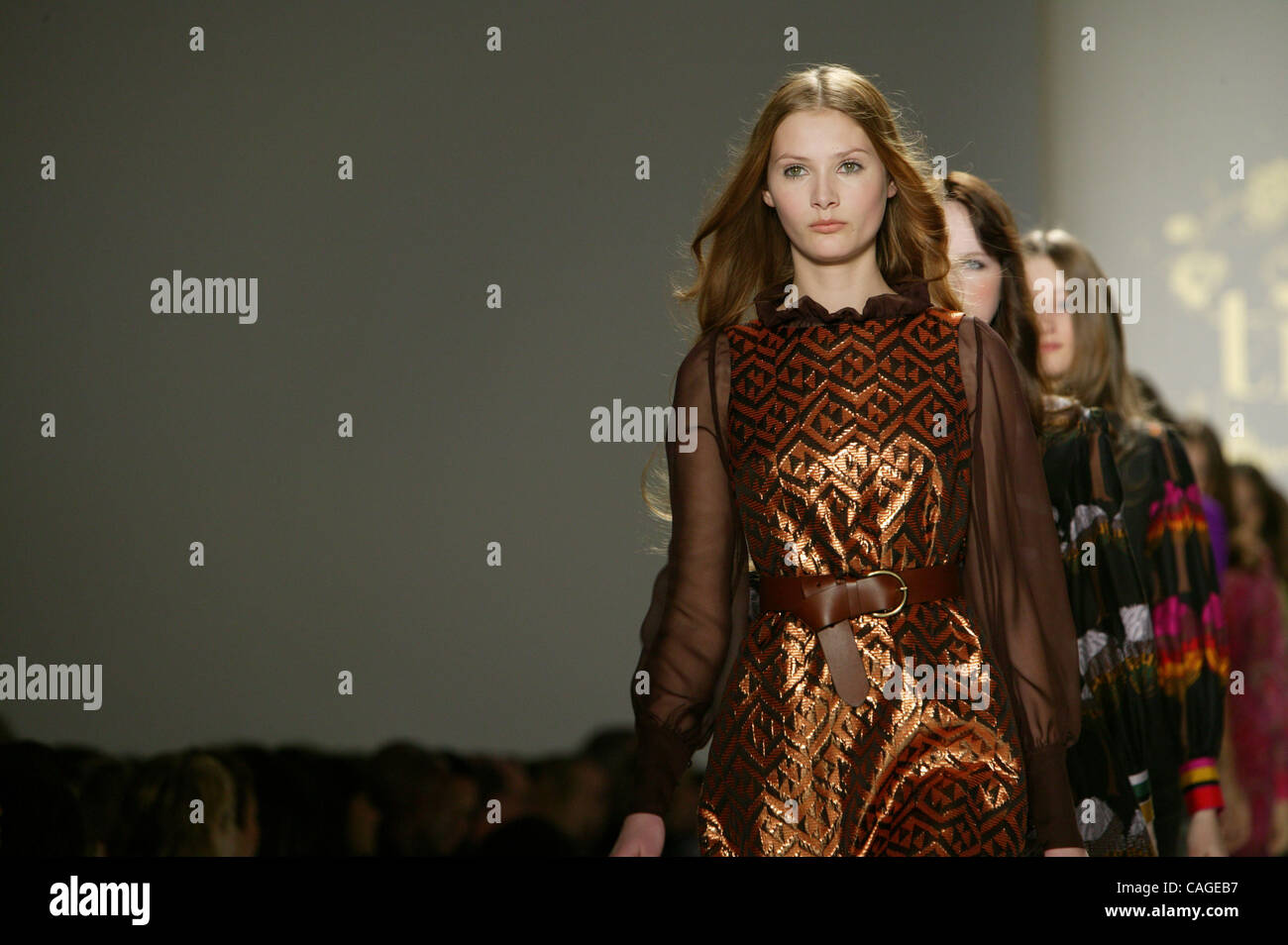 Un modello di passeggiate in pista i TIBI Fall 2008 Fashion Show in New York City a Mercedes Benz Fashion Week. Foto Stock