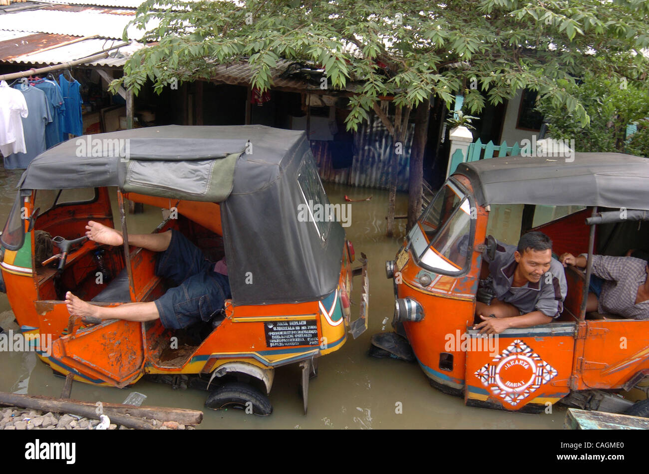 Feb 02, 2008 - Jakarta, Indonesia - i residenti sul loro "Bajaj' in una strada allagata a Jakarta, Indonesia il sabato. L'Indonesia è stato demolito da pioggia fine giovedì e venerdì precoce, portando il traffico ad un fermo in gran parte della capitale Giacarta e fu costretto a chiudere temporaneamente il suo principale internatio Foto Stock