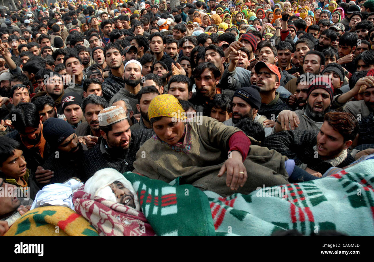 Gli abitanti di un villaggio del Kashmir portano il corpo di sommità militante del comandante Ruhullah Bhat del Hezb-ul-Mujahedeen al villaggio Awalyoora alcuni 57 chilometri (35 miglia) da Srinagar, India, sabato 2 febbraio, 2008. Migliaia di arrabbiato gli abitanti di un villaggio del Kashmir sabato sepolto un alto comandante dell India occupata del Kashmir ampia Foto Stock