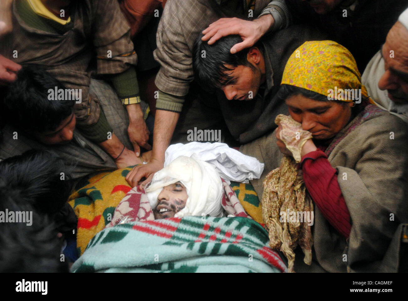 Un corpo di alto comandante militante Ruhullah Bhat del Hezb-ul-Mujahedeen al villaggio Awalyoora alcuni 57 chilometri (35 miglia) da Srinagar, India, sabato 2 febbraio, 2008. Migliaia di arrabbiato gli abitanti di un villaggio del Kashmir sabato sepolto un alto comandante dell India Kashmir occupati del più grande gruppo militante che era k Foto Stock