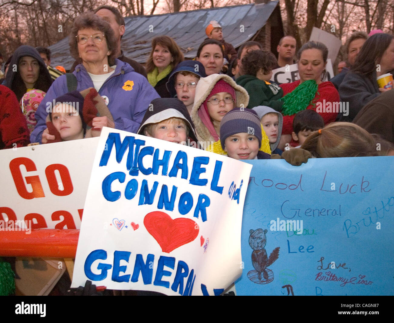 Feb 02, 2008 - Lilburn, Georgia, Stati Uniti d'America - Michael Bowler, centro da Snellville, Ga. attende Beauregard Generale Lee, la Georgia il proprio tempo-predire marmotta, ad emergere dalla sua "stile piantagione' home in Lilburn, Georgia sabato 2 febbraio, 2008. A 7:58 a.m., Gen. Lee emerso senza vedere hi Foto Stock