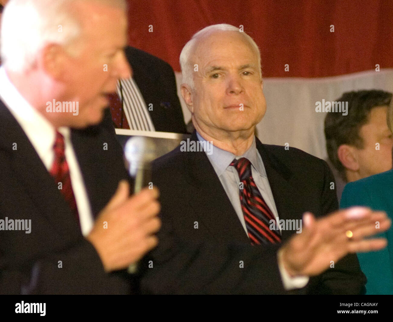 Feb 02, 2008 - Marietta, Georgia, Stati Uniti d'America - John McCAIN ascolta come membro del Congresso SAXBY CHAMBLISS condivide i suoi pensieri in un sostenitore di McCain rally nella contea di Cobb, Ga. sabato 2 febbraio, 2008. (Credito Immagine: © Timothy L. Hale/ZUMA Press) Foto Stock