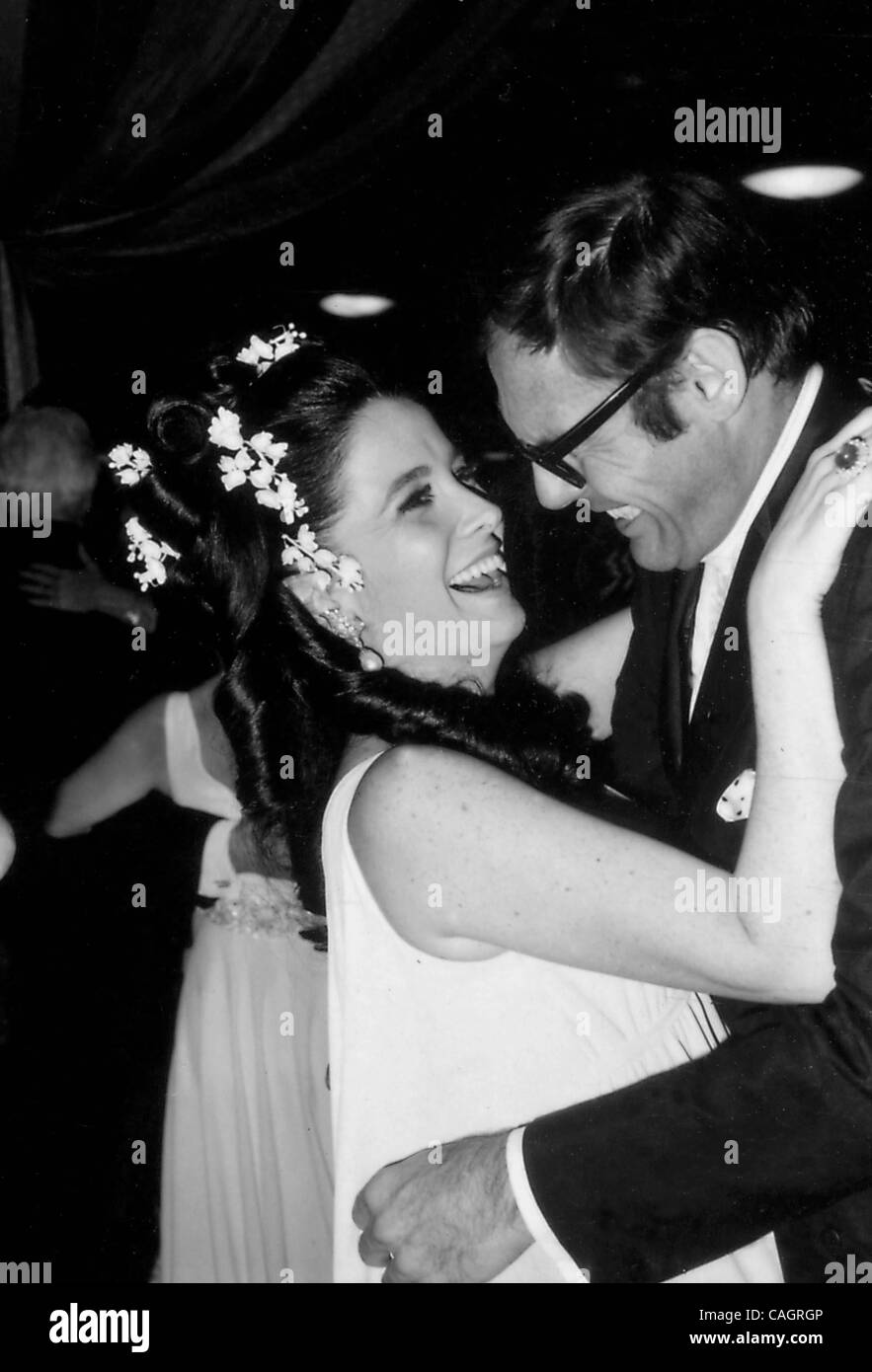 Febbraio 4, 2008 - Hollywood, California, Stati Uniti - # 5362.ADAM WEST CON LINDA CRISTAL''. DOLITTLE '' 1967.(Immagine di credito: Â© Phil Roach/Globe foto/ZUMAPRESS.com) Foto Stock