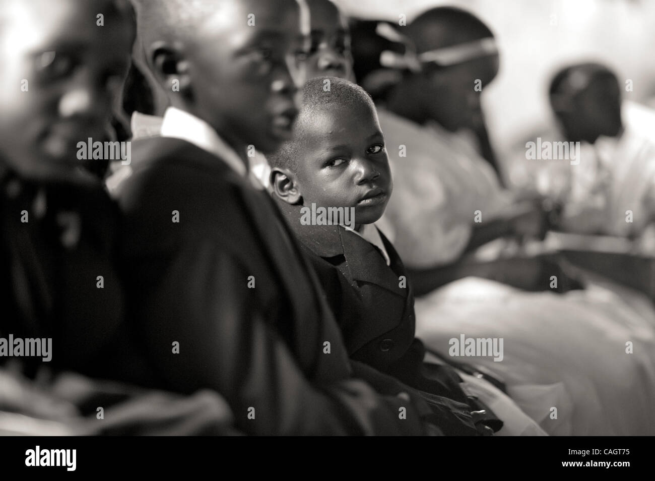 Questi bambini assomigliano ad un livello di coinvolgimento della comunità a questo matrimonio ugandesi. Foto Stock