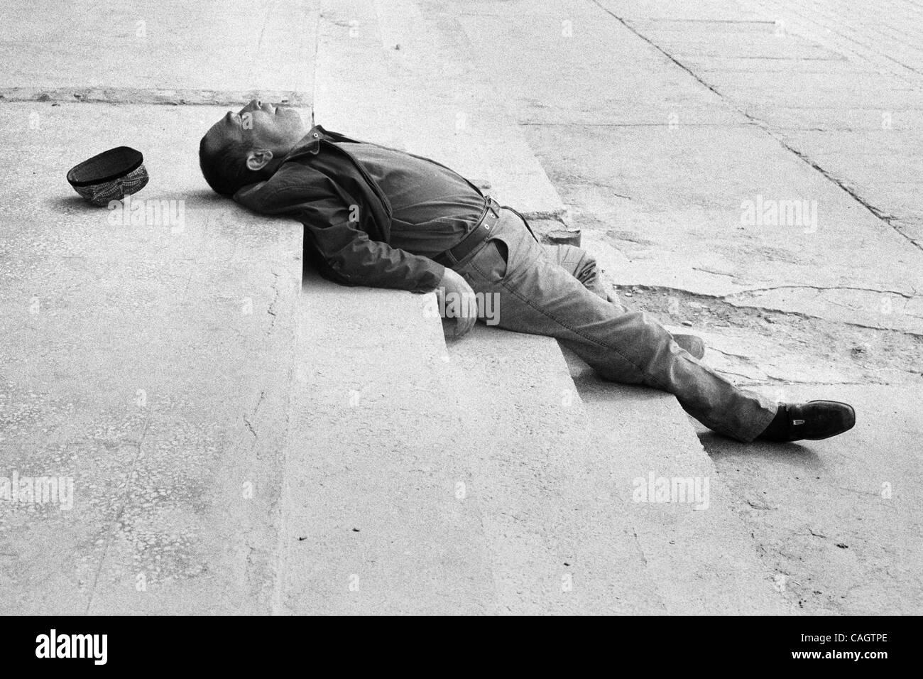 Feb 05, 2008 - CINA - Un Uighur uomo dorme sul marciapiede di Khotan. Molti Uiguri non riesce a trovare i posti di lavoro e girare per l estremismo religioso, droghe o alcol. (Credito Immagine: © David Degner/ZUMA Press) Foto Stock