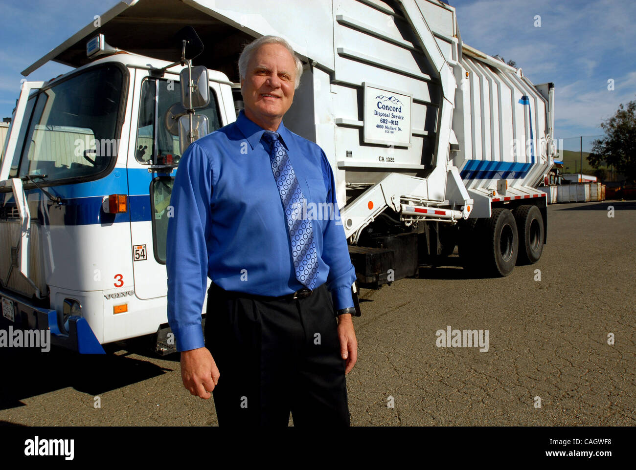 Sil Garaventa il CEO di Garaventa imprese sta in piedi di fronte ad uno dei molti camion della nettezza urbana della sua società ownes giovedì 7 febbraio, 2008 a le loro operazioni in concordia in California La famiglia Garaventa è stata una parte del tessuto della contra CostaCounty per più di venti anni, come sviluppatore e riciclatore.(Dan Ros Foto Stock