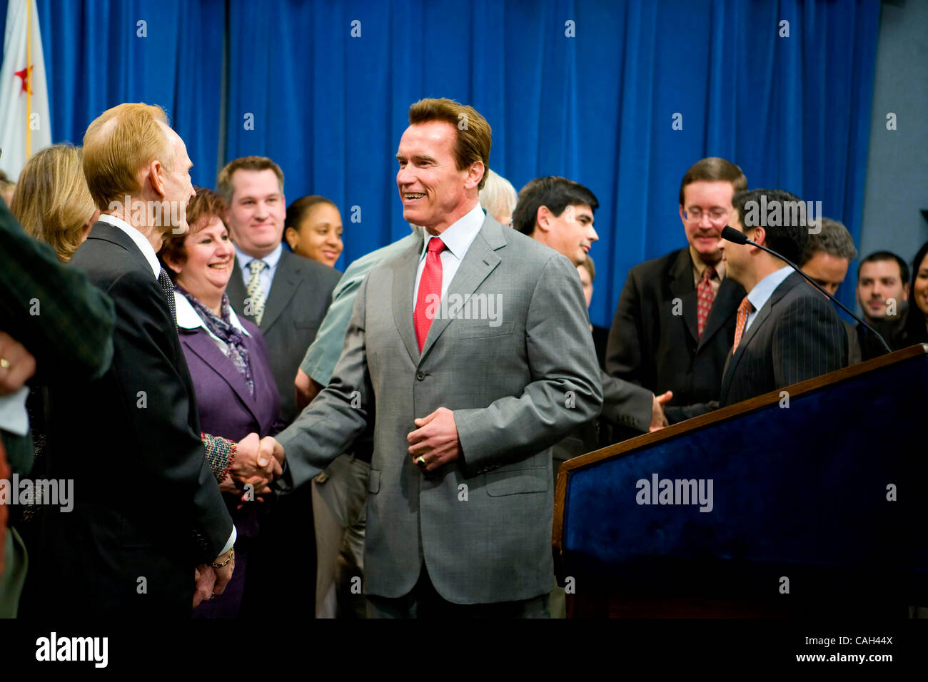 Jan 29, 2008 - Sacramento, CA, Stati Uniti d'America - governatore Arnold Schwarzenegger e altoparlante FABIAN NUNEZ agitare le mani del health care coalizione che ha lavorato duro ma non è riuscito a superare il governatore del piano di assistenza sanitaria prima di una conferenza per discutere il piano non riuscita, presso lo State Capitol, martedì 29 gennaio, 2 Foto Stock