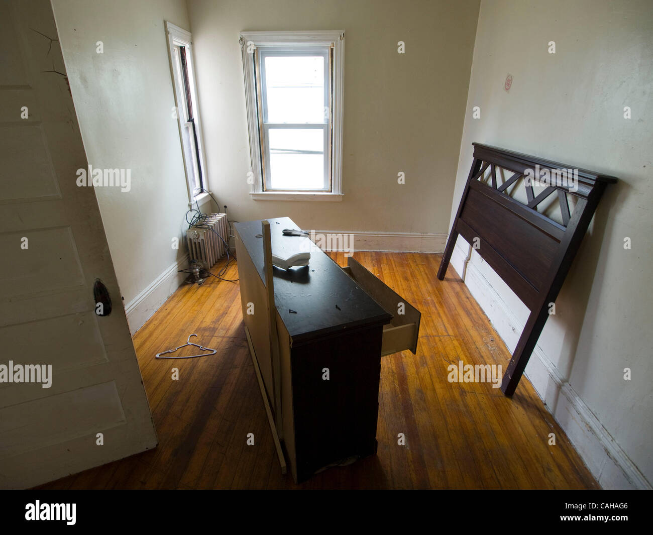 Beni personali lasciati dagli ex proprietari in una casa precluso a Providence, Rhode Island, Stati Uniti Foto Stock