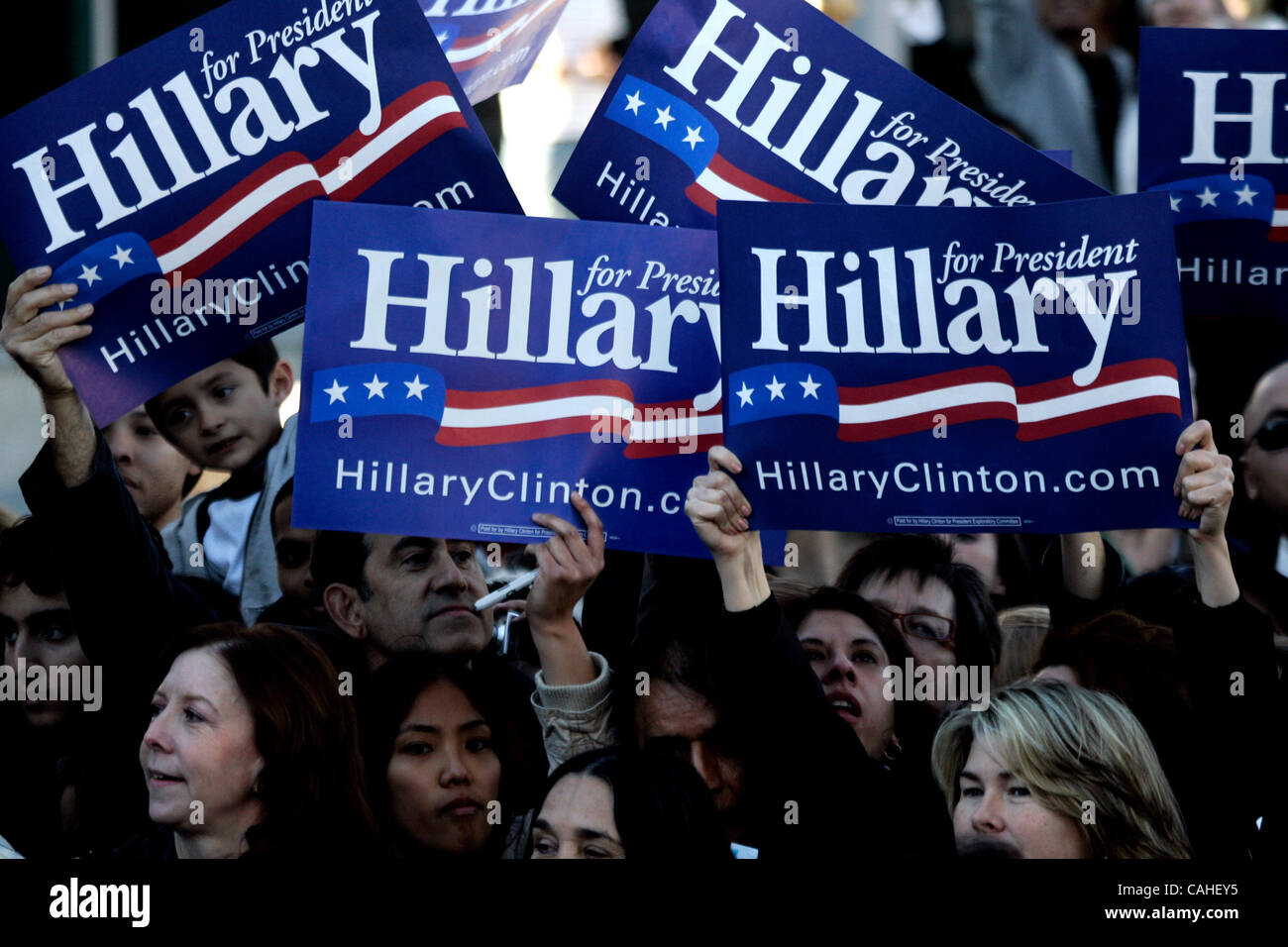 Jan 17, 2008 - Northridge, CA, Stati Uniti d'America - i sostenitori di noi candidato presidenziale democratico il Sen. Hillary Clinton (D-NY) attendono il suo arrivo per una città in stile sala riunione presso la California State University di Northridge a Los Angeles il 17 gennaio, 2008. Foto di Jonathan Alcorn/ZUMA premere. © Copyright 2007 by Foto Stock