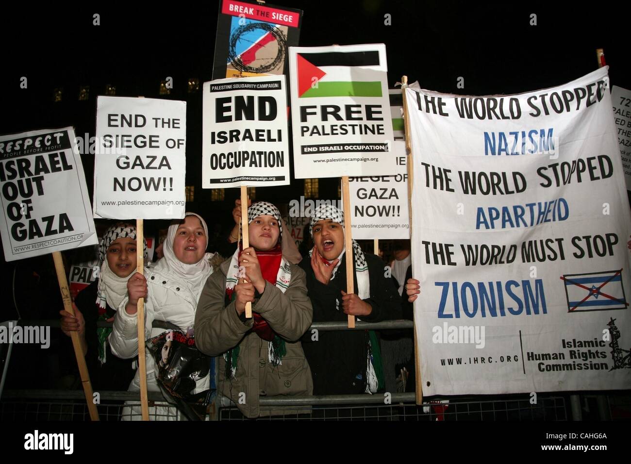 Jan 17, 2008 - Londra, Inghilterra - circa tremila persone si sono riunite al di fuori di Downing Street, Londra per protestare contro l occupazione e l assedio a Gaza. Il prof. Manuel Hassassian l Ambasciatore dalla Palestina per il Regno Unito, gli ebrei uniti contro il sionismo e gli ebrei per il Boicottaggio Israeliano Foto Stock