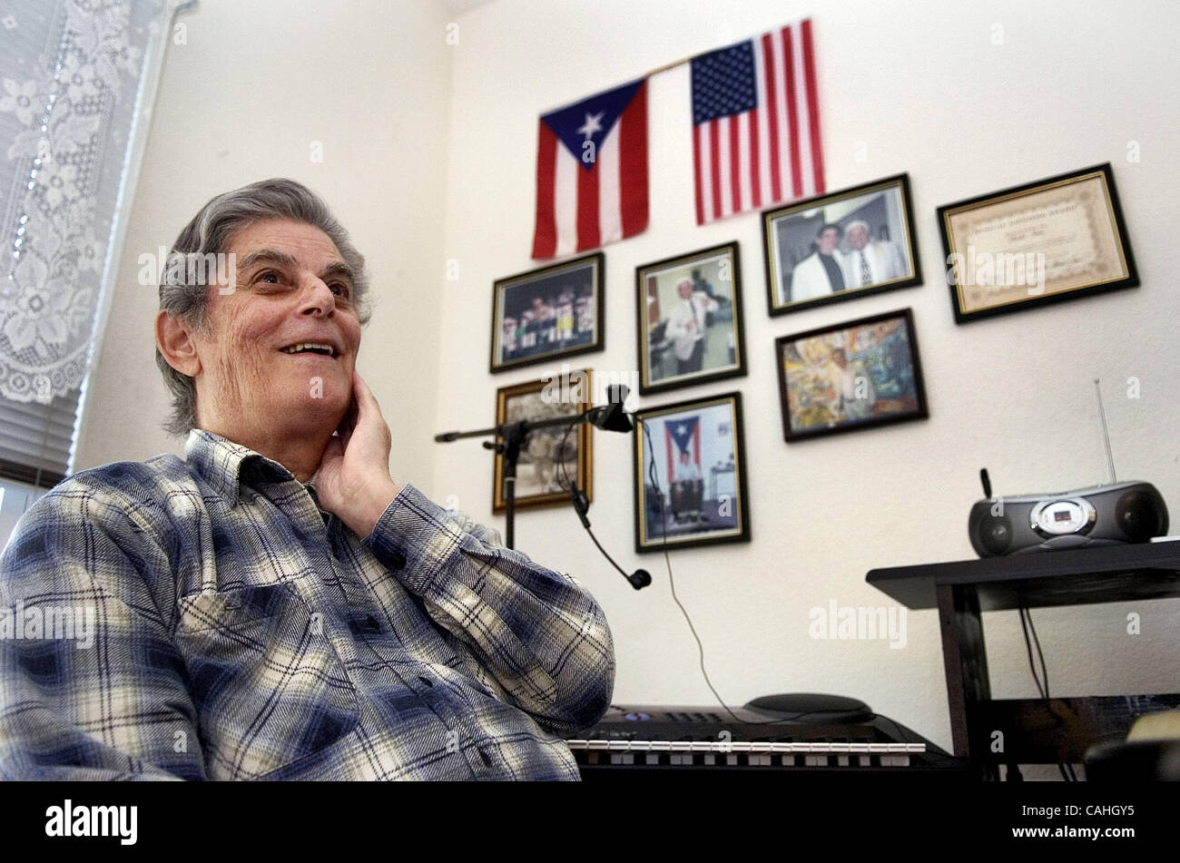 Secondario: Charles Sano, 75, ha foto incorniciate di se stesso e latin jazz musicista Tito Peuente nel suo piccolo appartamento in West Sacramento dove vive. Sano ha passato una vita a promuovere ciò che egli termini ''Latin Jazz Pop'' o latin jazz eseguita su testi in inglese. Come un nativo di Spanish Harlem Foto Stock