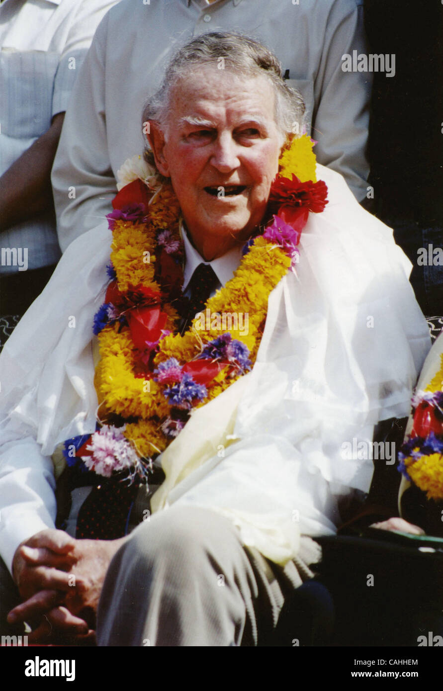 Jan 10, 2008 - Kathmandu, Nepal - FILE: 27 maggio 2003. SIR EDMUND HILLARY (C), il primo scalatore al vertice Mt. Everest il 29 maggio 1953, fu onorato oggi dal governo del Nepal durante il ''Mt. Everest giubileo d'Oro". Hillary ha reso la salita con Tenzing Norgey Sherpa, morto 1986. Eventi a com Foto Stock