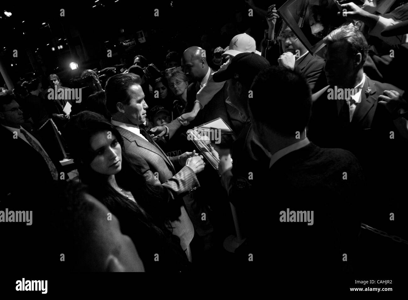 Dic 05, 2007 - Sacramento, California, Stati Uniti d'America - governatore Arnold Schwarzenegger prende un momento per autografo di foto sul tappeto rosso prima di presentare lo spirito della California medaglia al 2007 inductees California Hall of Fame a Sacramento, California Il 2007 inductees sono Ansel Adams, Milton Berle, St Foto Stock