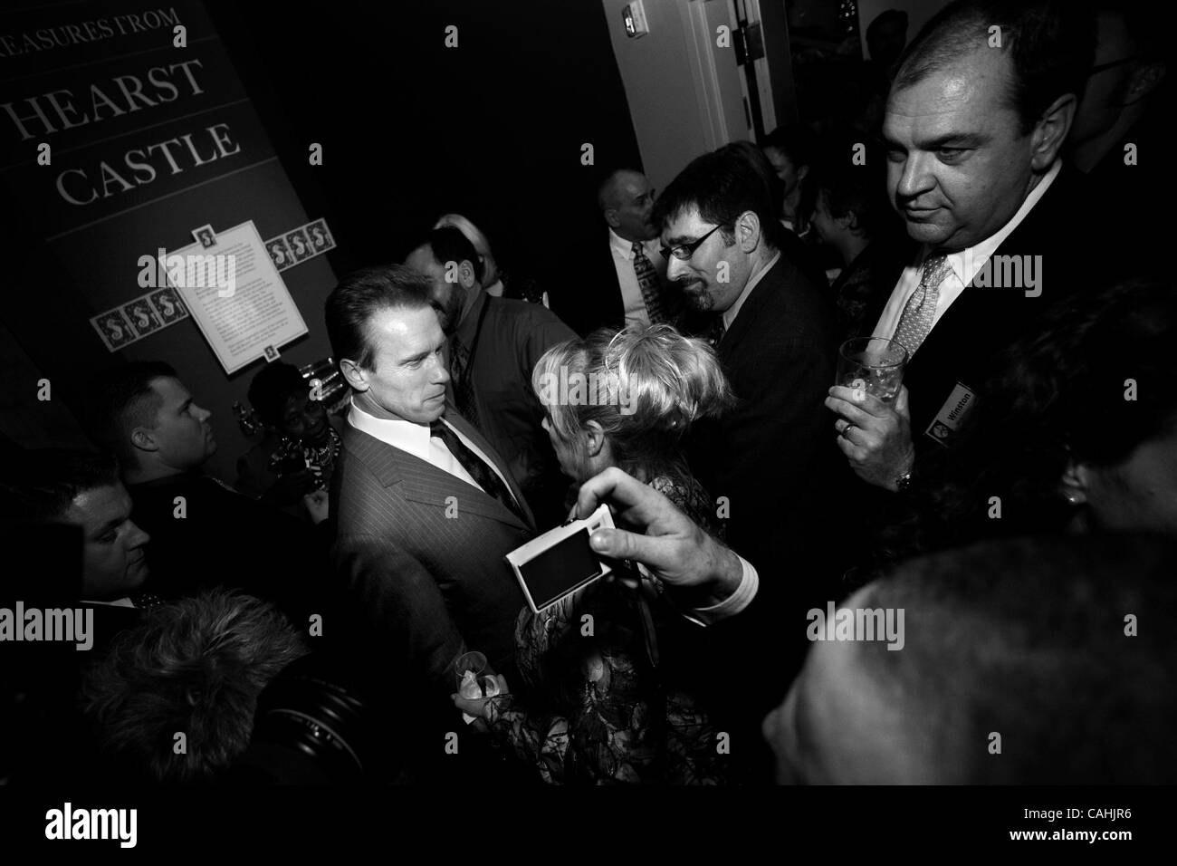 Dic 05, 2007 - Sacramento, California, Stati Uniti d'America - governatore Arnold Schwarzenegger passeggiate attraverso la folla durante un ricevimento delle parti dopo la presentazione dello spirito della medaglia della California al 2007 inductees California Hall of Fame a Sacramento. Il 2007 inductees sono Ansel Adams, Milton Berle, Steve Jobs, si Foto Stock