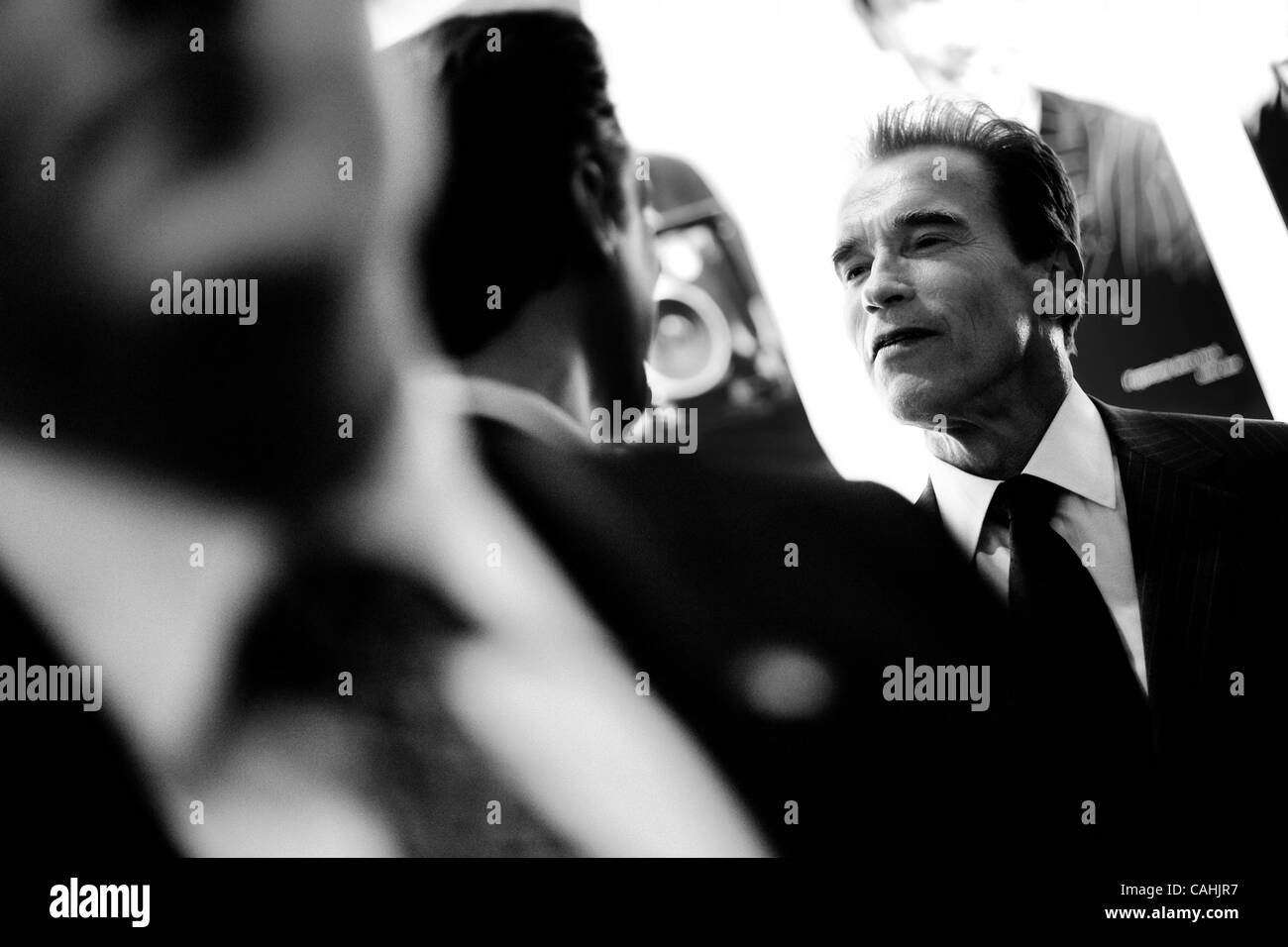 Dic 05, 2007 - Sacramento, California, Stati Uniti d'America - governatore Arnold Schwarzenegger si mischia con la folla durante un ricevimento delle parti dopo la presentazione dello spirito della medaglia della California al 2007 inductees California Hall of Fame a Sacramento. Il 2007 inductees sono Ansel Adams, Milton Berle, Steve Jobs, Willi Foto Stock