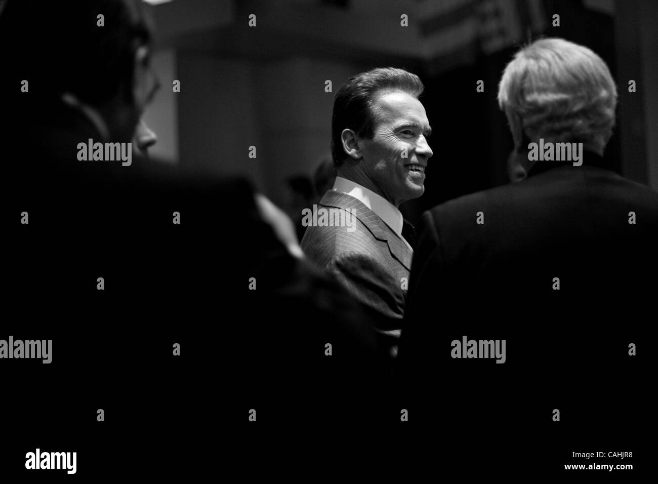 Dic 05, 2007 - Sacramento, California, Stati Uniti d'America - governatore Arnold Schwarzenegger passeggiate attraverso la folla durante un ricevimento delle parti dopo la presentazione dello spirito della medaglia della California al 2007 inductees California Hall of Fame a Sacramento. Il 2007 inductees sono Ansel Adams, Milton Berle, Steve Jobs, si Foto Stock