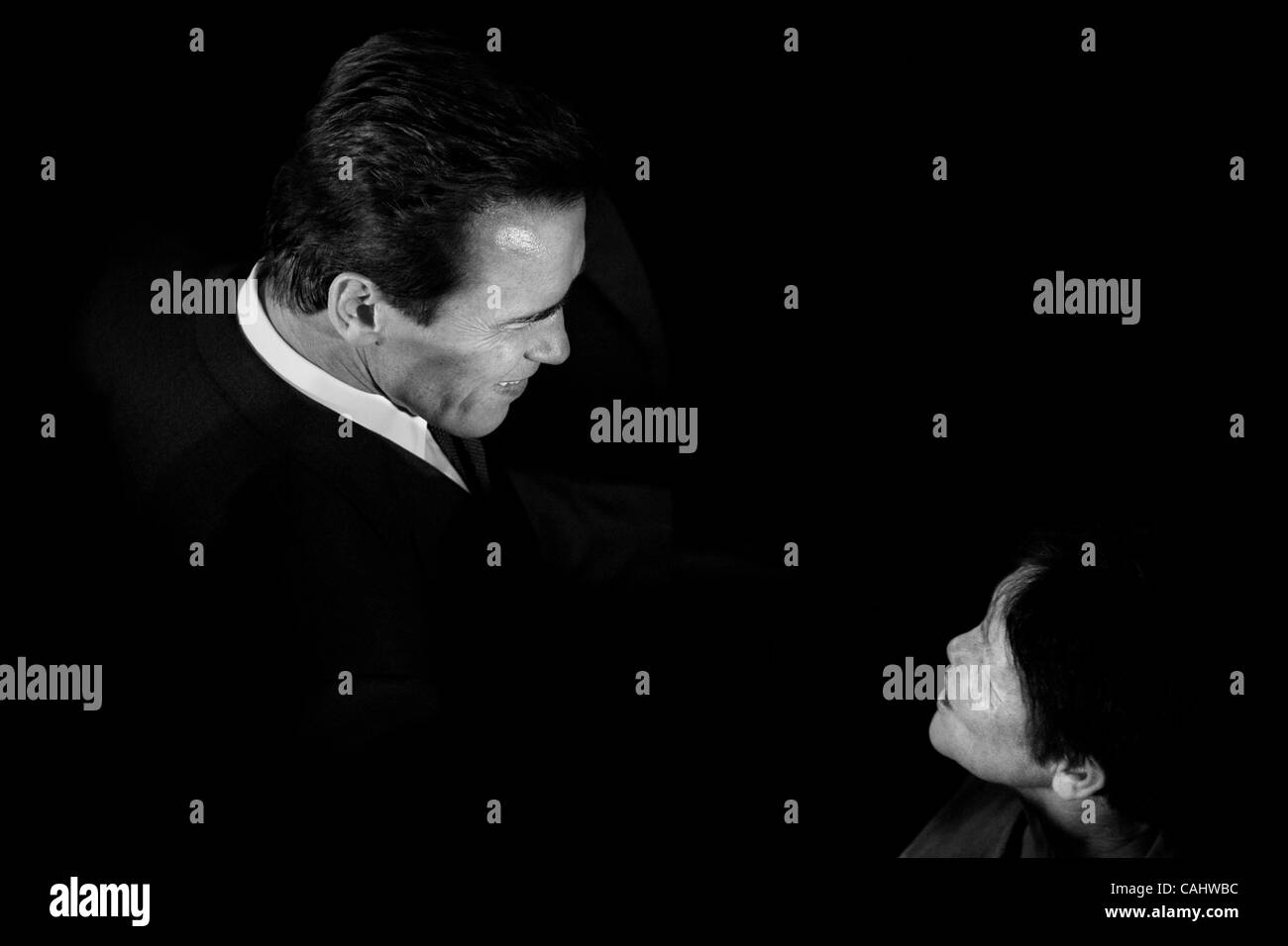 Dic 17, 2007 - Sacramento, California, Stati Uniti d'America - Gov. ARNOLD SCHWARZENEGGER unite tramite il gruppo altoparlante Fabian Nunez e una vasta coalizione di manodopera, business, i funzionari eletti e di cura di salute di gruppi professionali, Governatore Schwarzenegger oggi applaudito il successo della votazione dell'Assemblea di Assembly Bill x1 1 Foto Stock