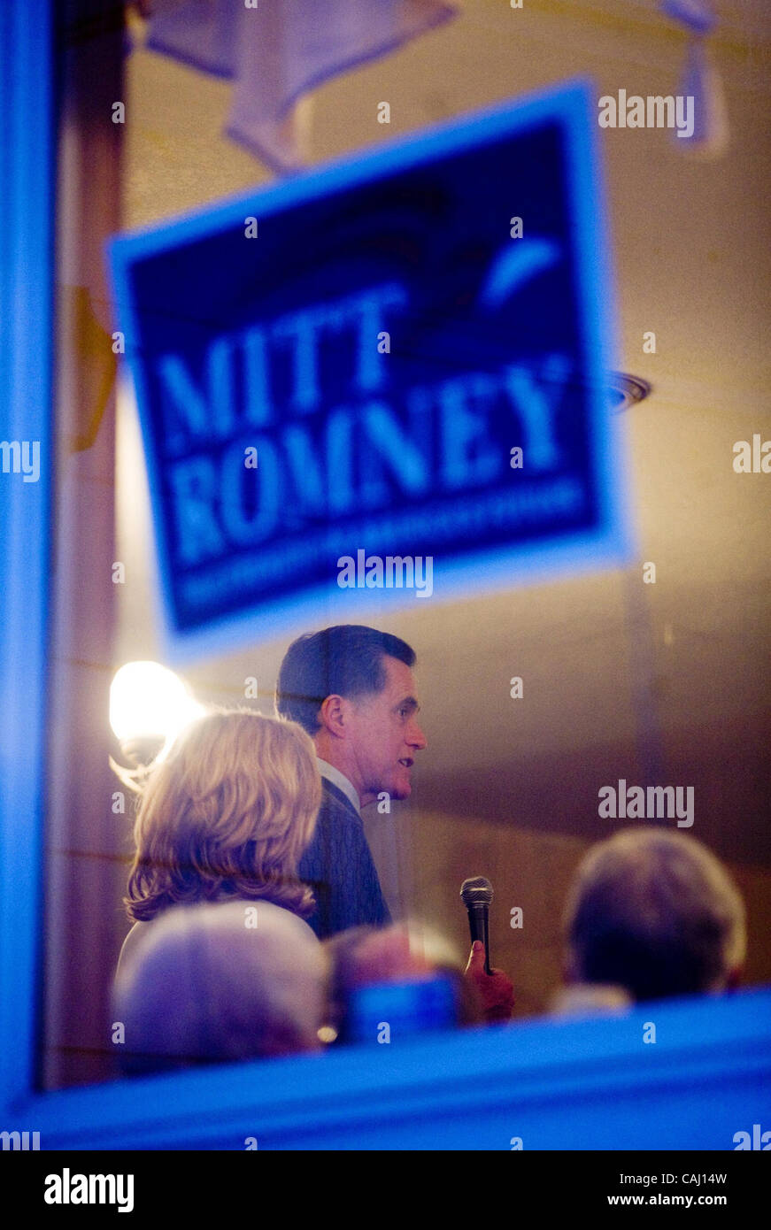Presidenziale repubblicano speranzoso Mitt Romney, affiancato dalla moglie Ann, parlare al Cove Restaurant a Mosca, Iowa, Domenica, 30 dicembre 2007. (Brian Baer/ Sacramento Bee/ MCT) Foto Stock