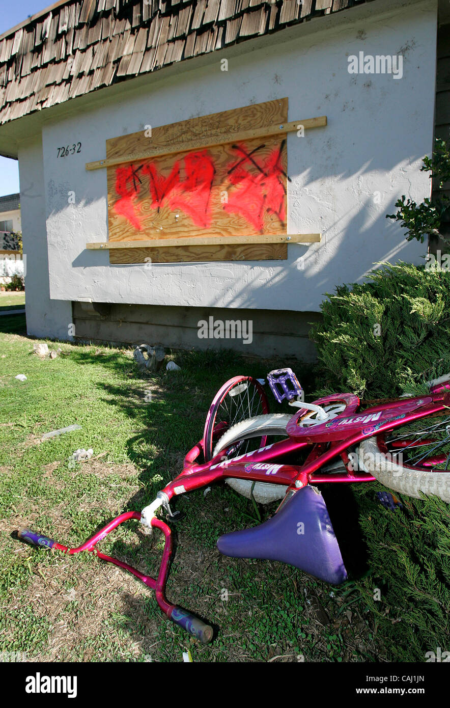 Giovedì, 27 dicembre 2007, Escondido, CALIFORNIA, STATI UNITI D'AMERICA imbarcati-fino a casa con graffiti e un fatiscente per bambini in bicicletta il vecchio luogo cul-de-sac nella missione area Parco di Escondido. Escondido è nel processo di edificazione [otto nuovi gruppi di vicinato] * * FATTO CONTROLLARE** nella sua missione Pa Foto Stock
