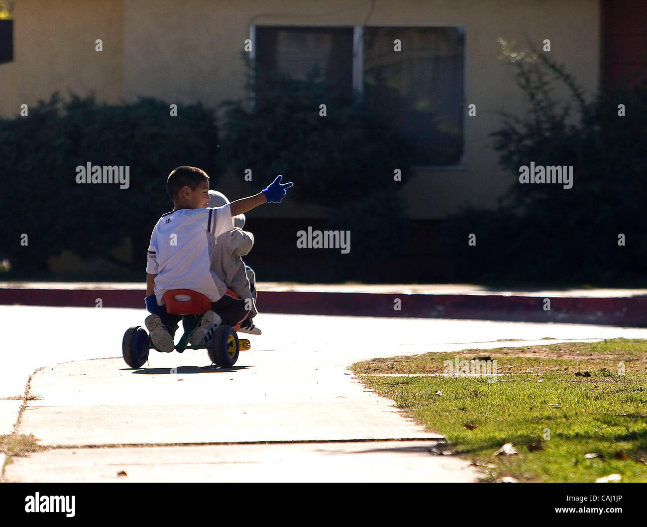 Giovedì, 27 dicembre 2007, Escondido, CALIFORNIA, STATI UNITI D'AMERICA bambini di giocare sul loro triciclo in cu-de-sac del sambuco posto nella missione area Parco di Escondido. Escondido è nel processo di edificazione [otto nuovi gruppi di vicinato] * * FATTO CONTROLLARE** nella sua missione area parco, una sezione di Escondido t Foto Stock