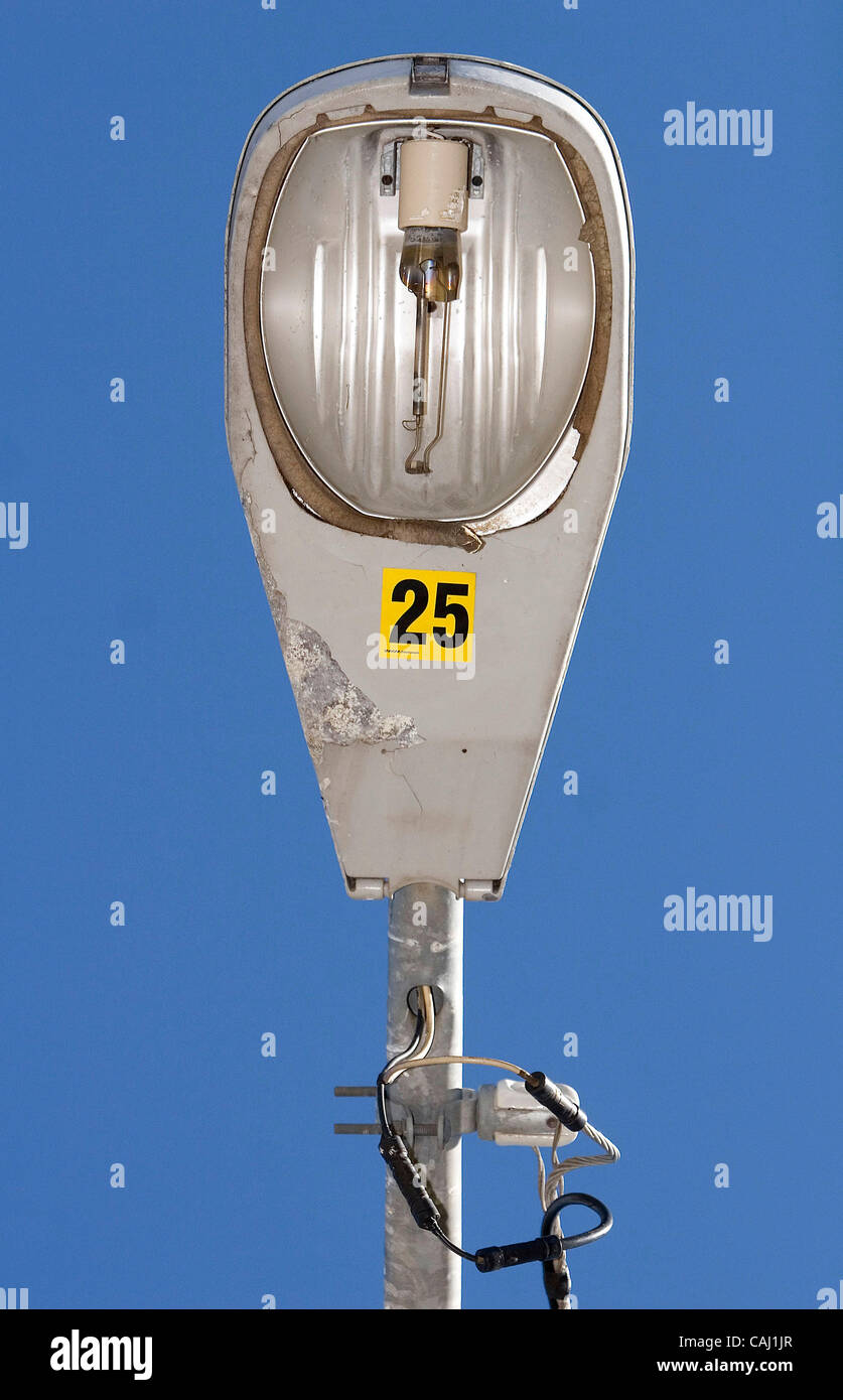 Giovedì, 27 dicembre 2007, Escondido, CALIFORNIA, STATI UNITI D'AMERICA City light che non funziona si trova fuori il cul-de-sac del sambuco posto nella missione area Parco di Escondido. Escondido è nel processo di edificazione [otto nuovi gruppi di vicinato] * * FATTO CONTROLLARE** nella sua missione area parco, una sezione del Comitato Foto Stock