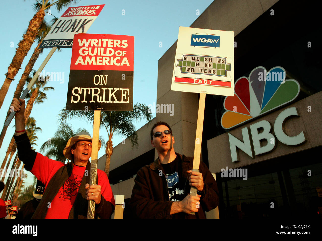 Jan 10, 2008 - Burbank, CA, Stati Uniti d'America - Writers Guild of America membri picket davanti la NBC a Burbank il 10 gennaio 2008. Il Golden Globe Awards quale aria sul NBC sono gravemente influenzati da attori rifiuta di attraversare il WGA prevista per questa domenica premi mostra di teletrasmissione. Foto di Jonathan Al Foto Stock