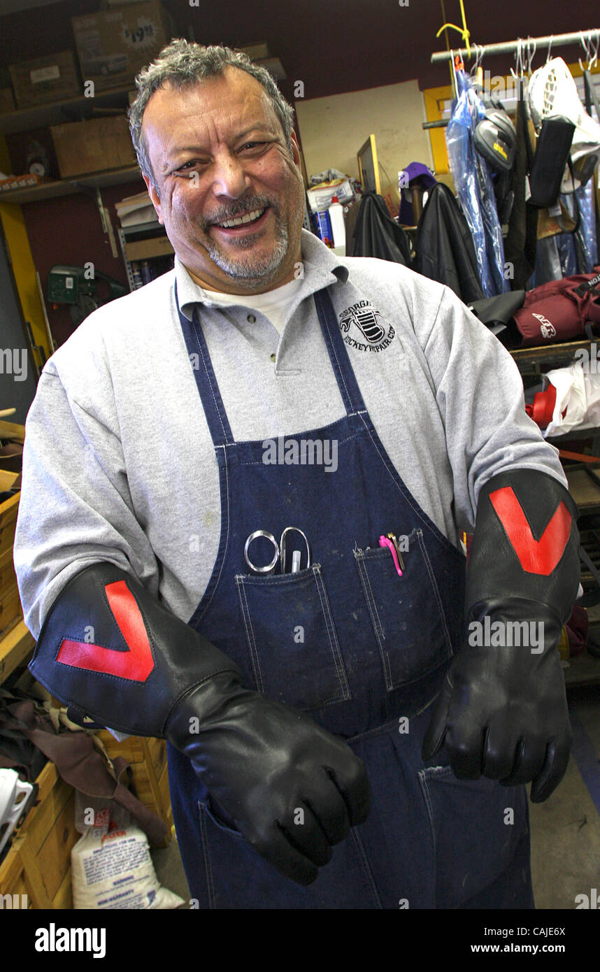 Jan 22, 2008 - St. Paul, Minnesota, Stati Uniti d'America - Jerry George, proprietario di George cassoncino di pulizia e riparazione di pattino in san Paolo, ha mostrato custom guanti in pelle che ha fatto per la Chiesa di San Paolo Winter Carnival Vulcaniani. Per oltre trenta anni George's shop ha riparato hockey attrezzatura per pro skater di acari e con l'aiuto Foto Stock