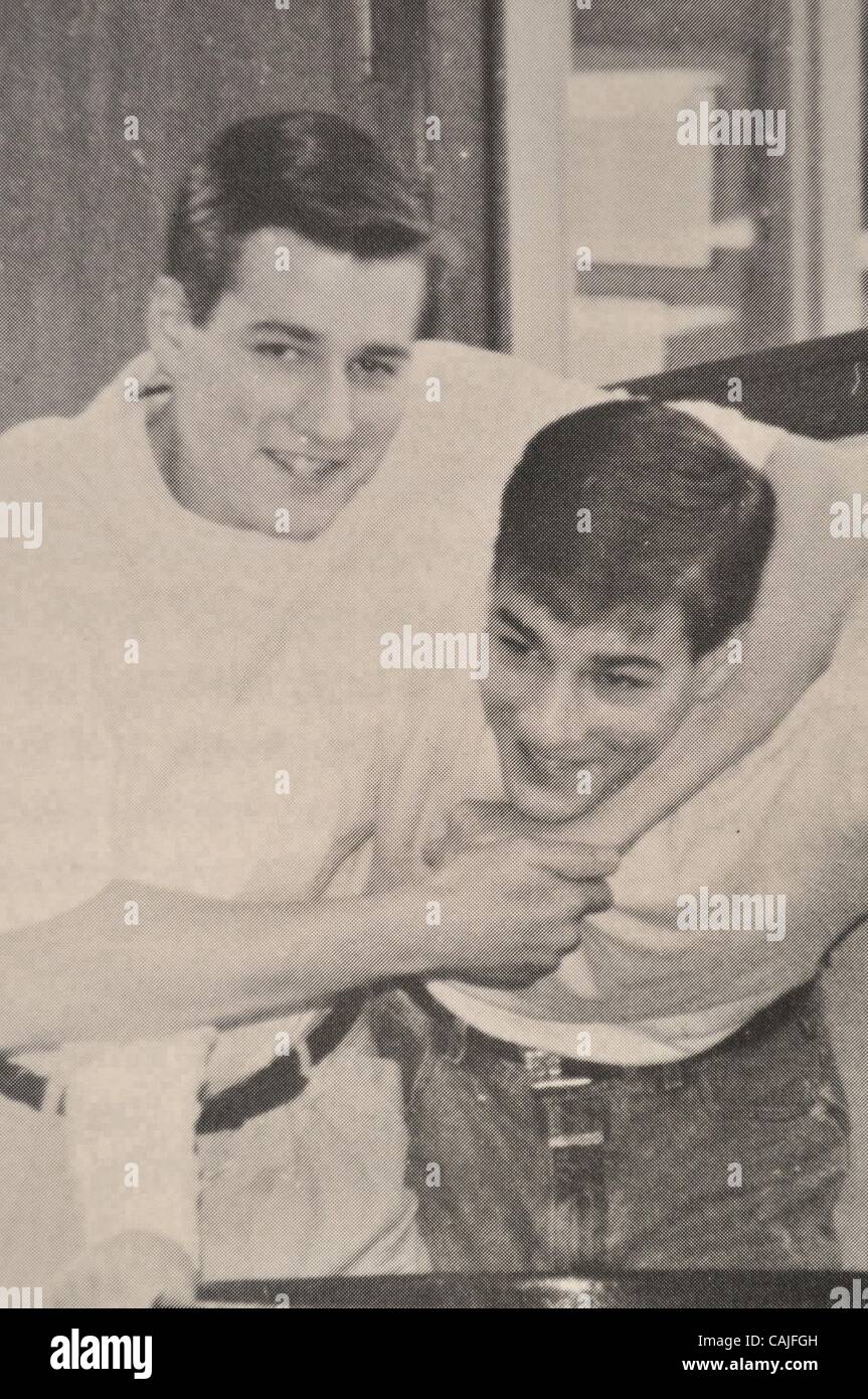 Jan 06, 2011 - Livingston, Texas, Stati Uniti - Buona-cercando "Bachelor' star BRAD WOMACK era conosciuto come Brad PICKELSIMER ed è stato votato uno di Livingston High School di 'Junior Handsomes' in Livingston, Texas. Il chiodino a testa laterale (R) si è laureato in 1991 con il suo fratello gemello, CIAD PICKELSIMER (mostrato con brad in un headlock). B Foto Stock