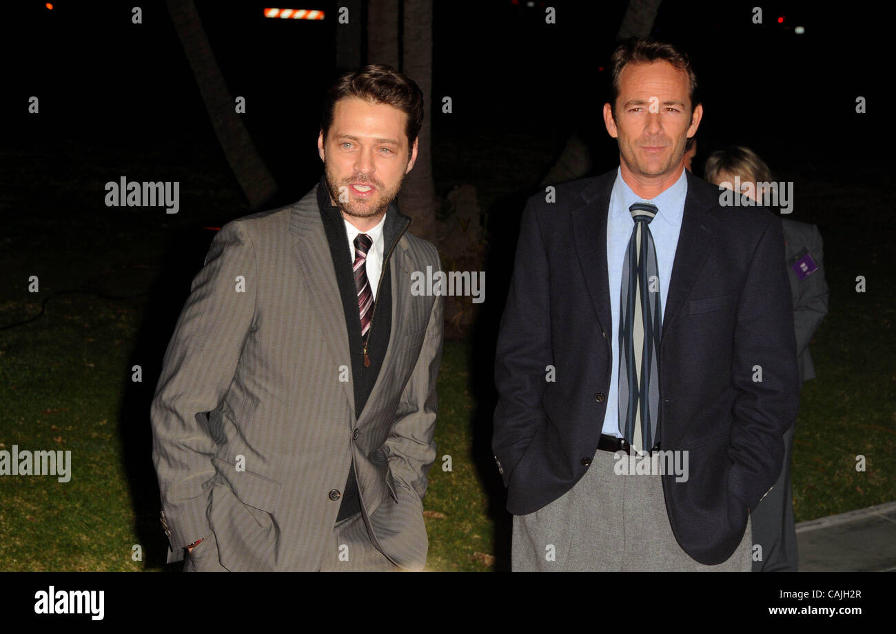 7 gennaio 2011 - Los Angeles, California, Stati Uniti - Jason Priestley, Luke Perry frequentando il segno distintivo dei canali' inverno 2011 TV associazione dei critici Press Tour gala tenutosi presso la Casa del Torneo di Pasadena, in California il 7 gennaio 2011. 2011.K66479DLONG(Immagine di credito: Â© D. lunga/Globe foto/ZUMAPRESS.com Foto Stock