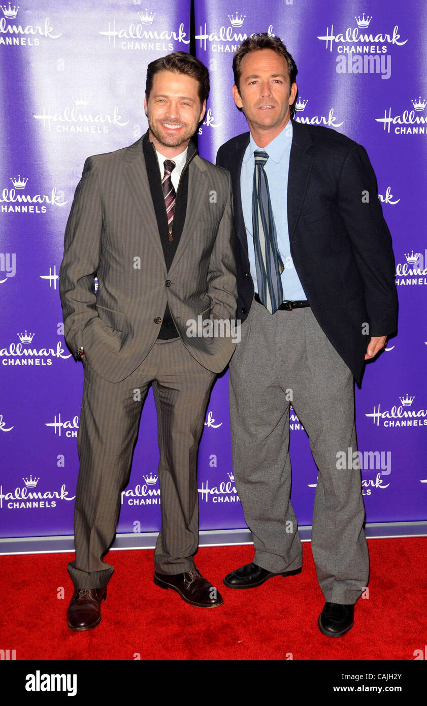 7 gennaio 2011 - Los Angeles, California, Stati Uniti - Jason Priestley, Luke Perry frequentando il segno distintivo dei canali' inverno 2011 TV associazione dei critici Press Tour gala tenutosi presso la Casa del Torneo di Pasadena, in California il 7 gennaio 2011. 2011.K66479DLONG(Immagine di credito: Â© D. lunga/Globe foto/ZUMAPRESS.com Foto Stock