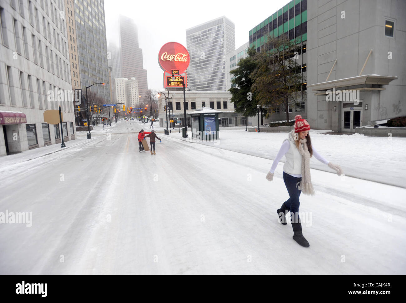 Gen. 10, 2011 - Atlanta, GA, Stati Uniti - ATLANTA, GA - 10 gennaio: la gente lotta per camminare sul ghiaccio e neve coperto Peachtree Street nel centro di Atlanta, Georgia, dopo una tempesta di neve il lunedì, 10 gennaio 2011. PHOTO CREDIT: ERIK S. MINORE PER IL NEW YORK TIMES (credito Immagine: © Erik Lesser/ZUMAPRESS.co Foto Stock