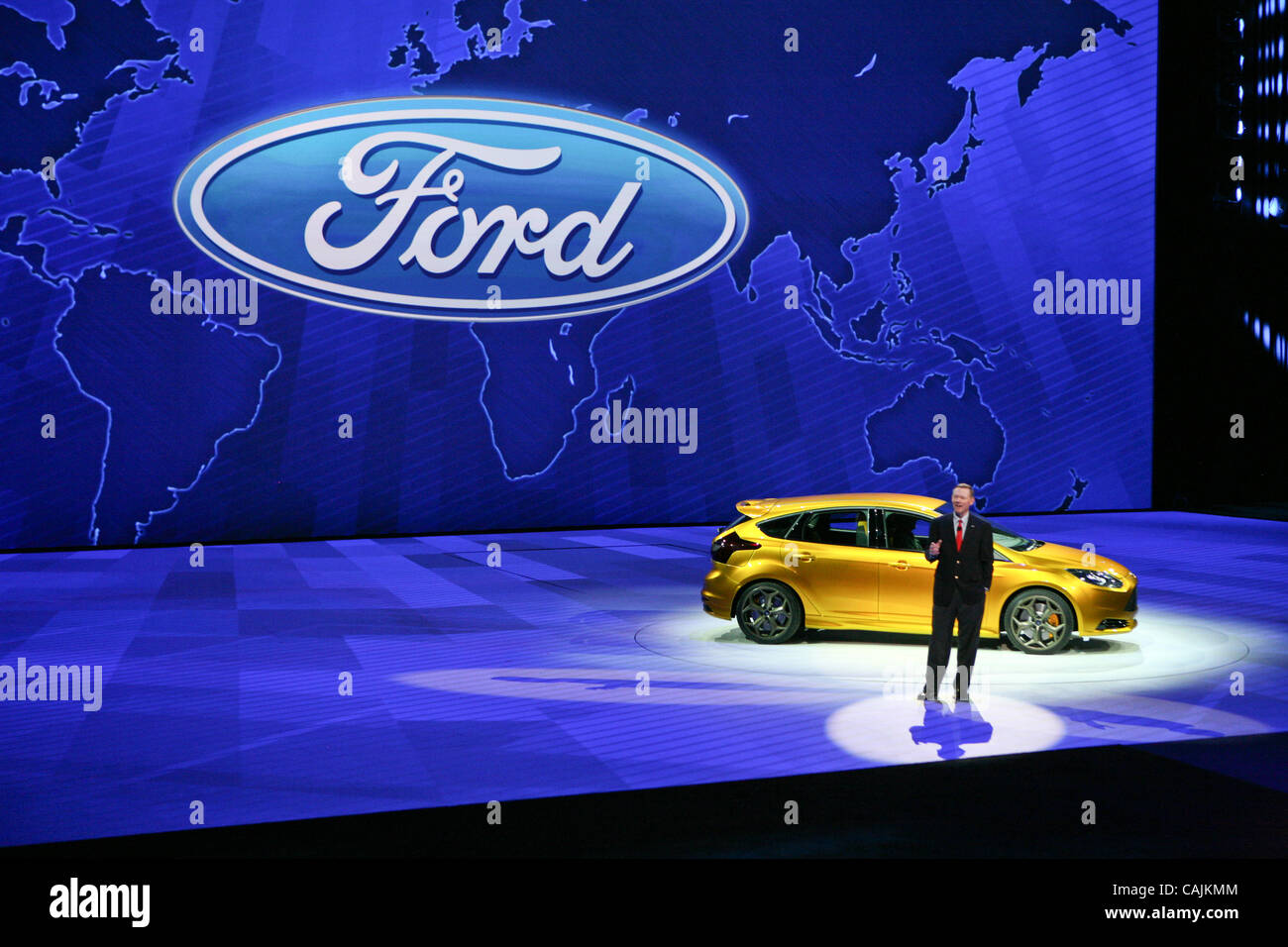 Gen. 10, 2011 - Detroit, Michigan, Stati Uniti d'America. Alan Mulally, Presidente e CEO di Ford Motor Company, svela la nuova Ford Focus ST. Il 2011 North American International Auto Show (NAIAS) prende il via con la loro stampa evento al centro di Cobo. (Credito Immagine: © Scellino Gene/ZUMAPRESS.com) Foto Stock