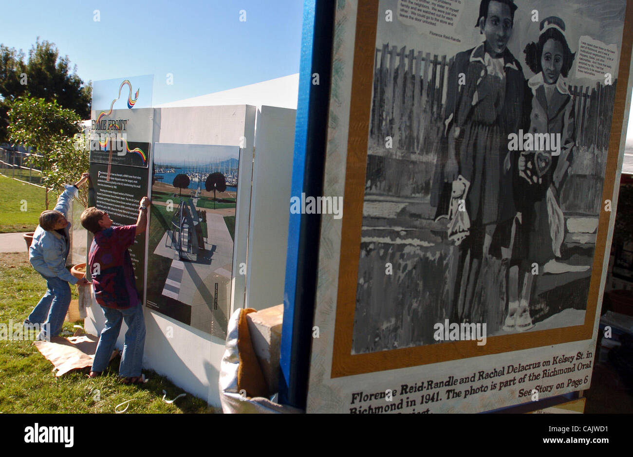 (L a r) Jan Brown e Kate Sibley ottenere un segno nel luogo per il Richmond arti e Commissione stand durante il festival di Rosie la rivettatrice memorial sabato 29 settembre 2007 a Richmond, Calif. Centinaia di persone sono venute a vedere il parco e godere della festa. (Gregory Urquiaga/Contra Cos Foto Stock