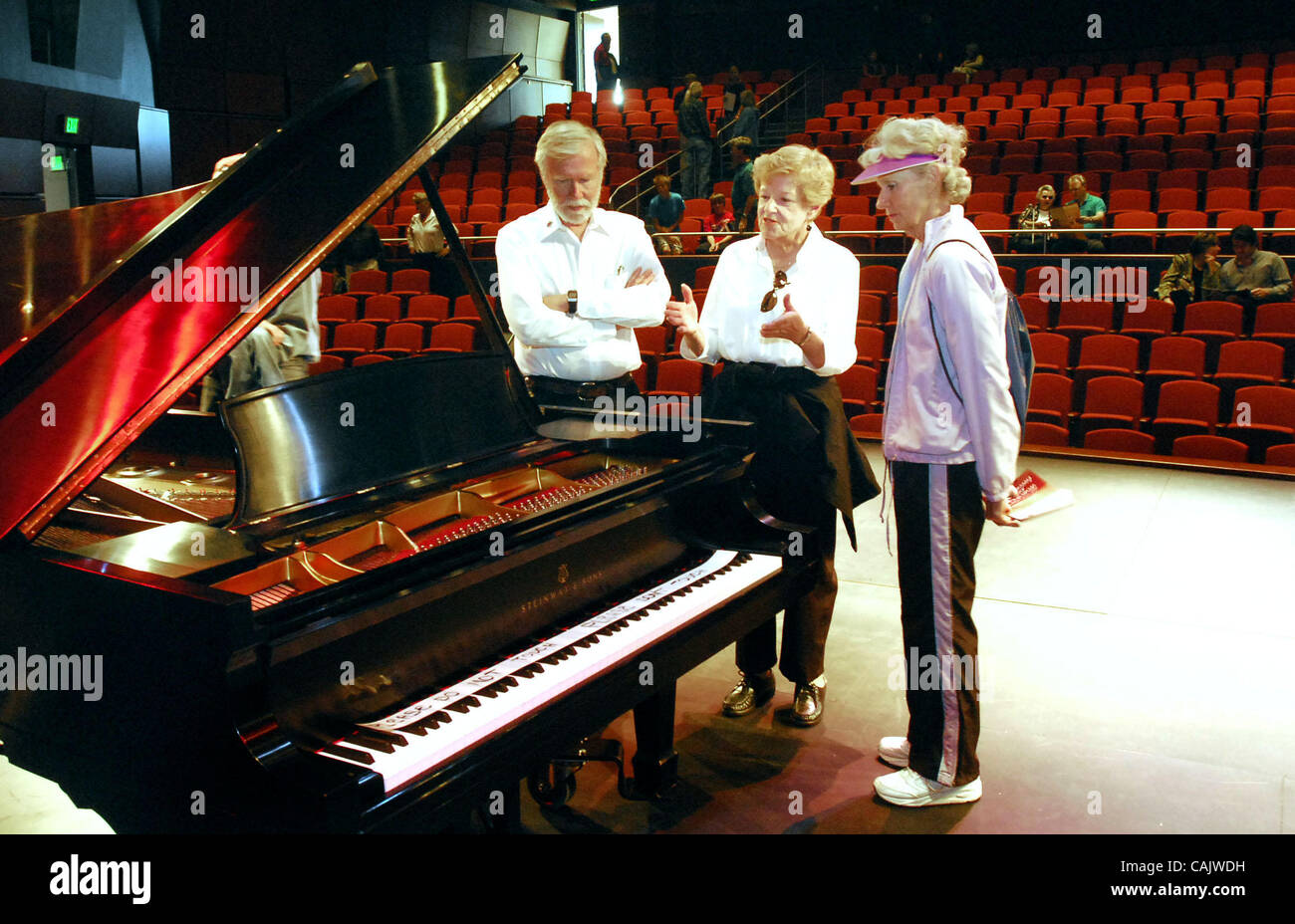 Durante la dedicazione open house di Livermore Valley Performing Arts Center e il nuovo teatro di Bankhead, (da sinistra) Clark e Kathy Streeter di Livermore, California, e Sheila Burginyon di Livermore, California, stop per dare uno sguardo a un Steinway & Sons pianoforte sul palcoscenico teatrale in Livermore, California, su S Foto Stock