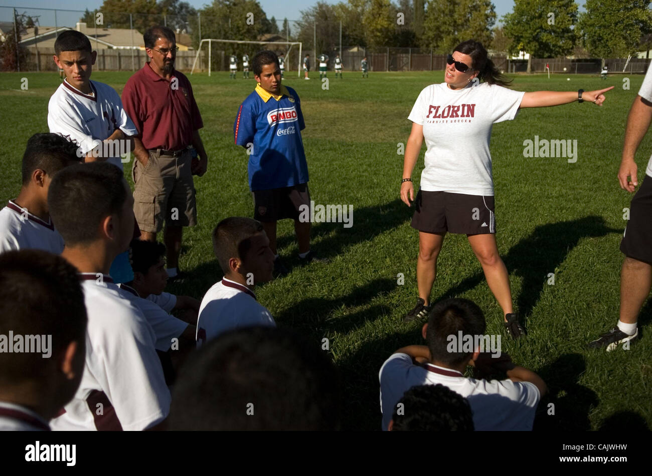 Florin boys soccer coach Jennifer Zbobnikow conduce la sua squadra in un testa a testa bout con Monterey Trail coach Shauna DeGraef Mercoledì, 26 settembre 2007 a Fiorino. La coppia di ladies sono due delle tre area coaching boys soccer programmi. Il Sacramento Bee / Carl Costas Foto Stock
