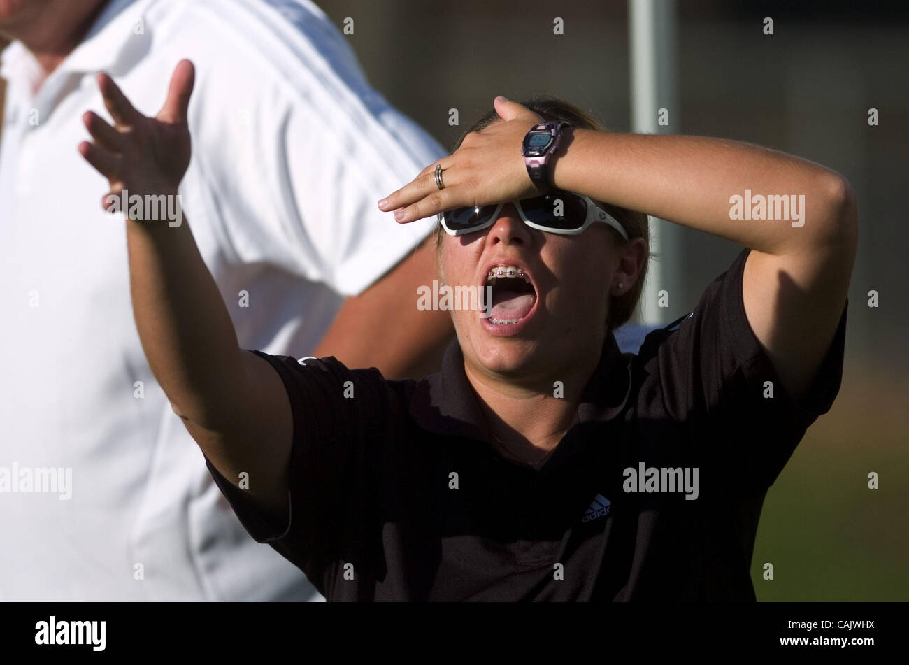 Sentiero di Monterey boys soccer coach Shauna DeGraef capi il suo team in un testa a testa battaglia con pullman di Florin Jennifer Zbobnikow Mercoledì, 26 settembre 2007 a Fiorino. La coppia di ladies sono due delle tre area coaching boys soccer programmi. Il Sacramento Bee / Carl Costas Foto Stock