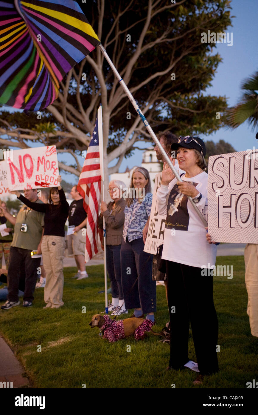 Con striscioni e cartelli, Anti guerra Irag manifestanti si riuniscono per un tramonto "Veglia di pace" nella Laguna Beach, CA. Nota cane in costume nel centro inferiore. Foto Stock