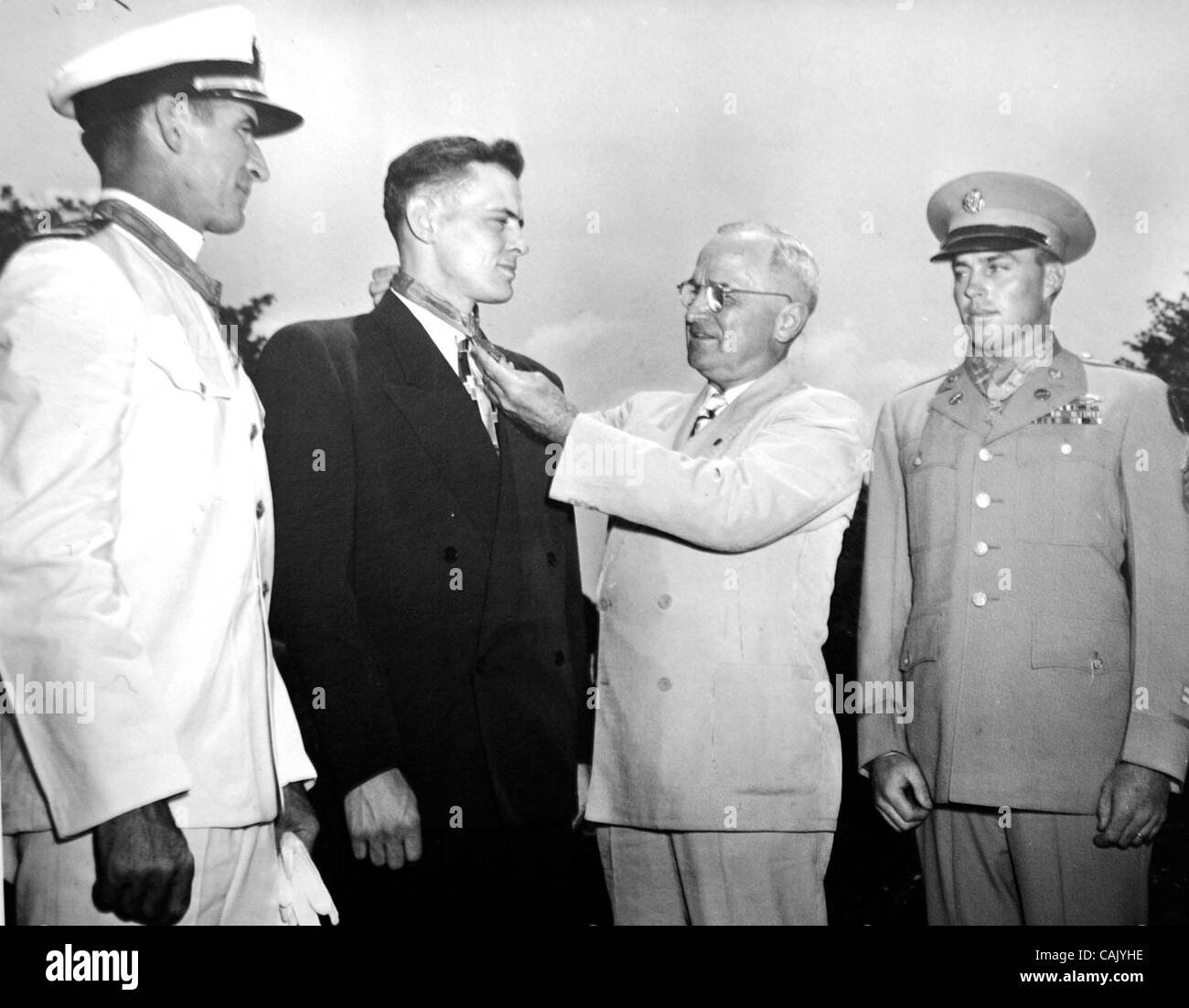 02 ott 2007 - Coronado, CA, Stati Uniti d'America - Copia la foto di Marina Lt. La Cmdr. JACKSON C. PHARRIS di essere premiati con la medaglia d'onore da il presidente Harry S. Truman a giugno 25, 1948 per i suoi atti eroici mentre un tenente sulla USS California il 7 dicembre 1941 durante l'attacco di Pearl Harbor, Hawaii. La medaglia era stato percorso UNC Foto Stock